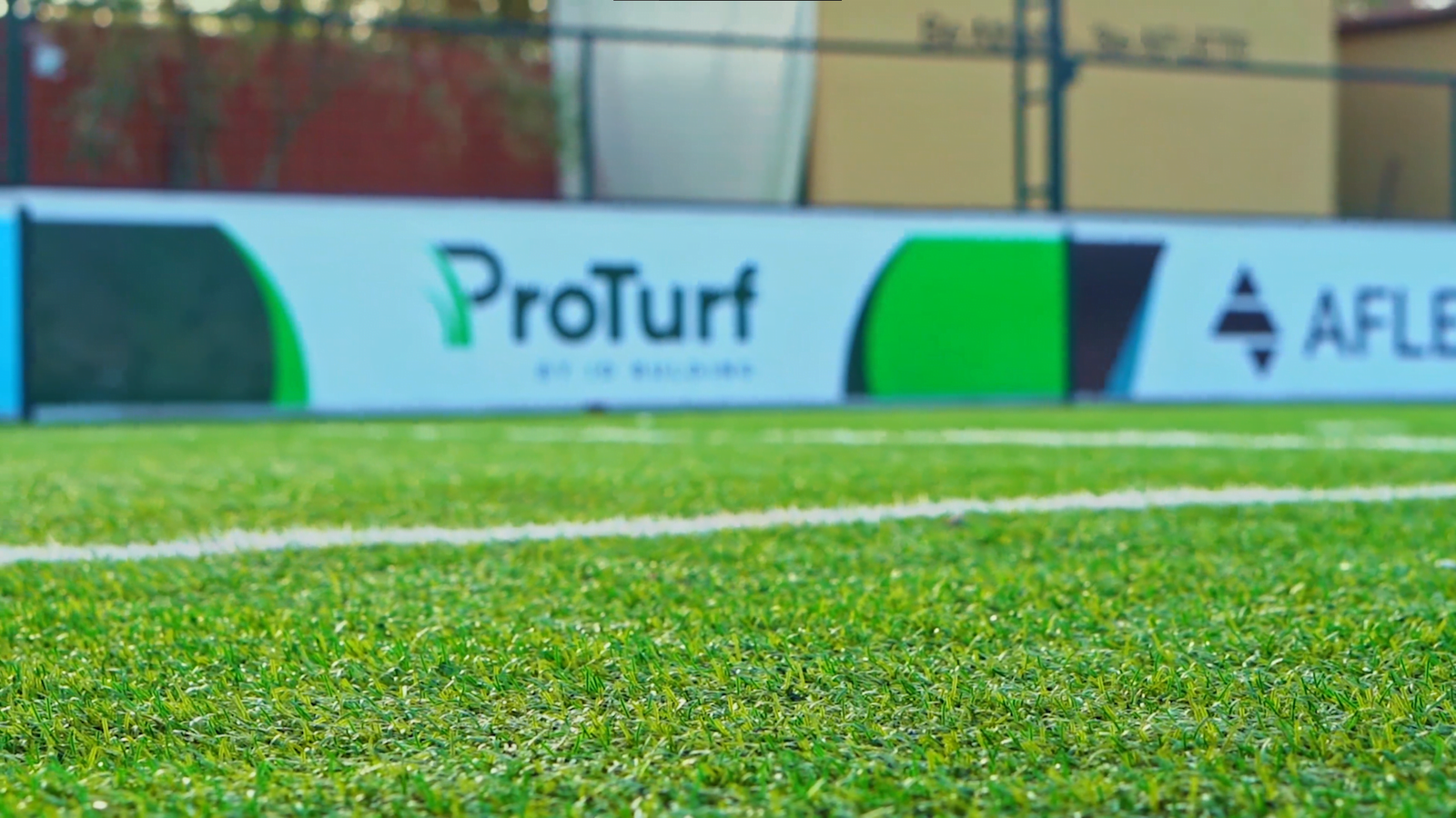 Terrain de football de haut niveau équipé de gazon synthétique Proturf, certifié FIFA.