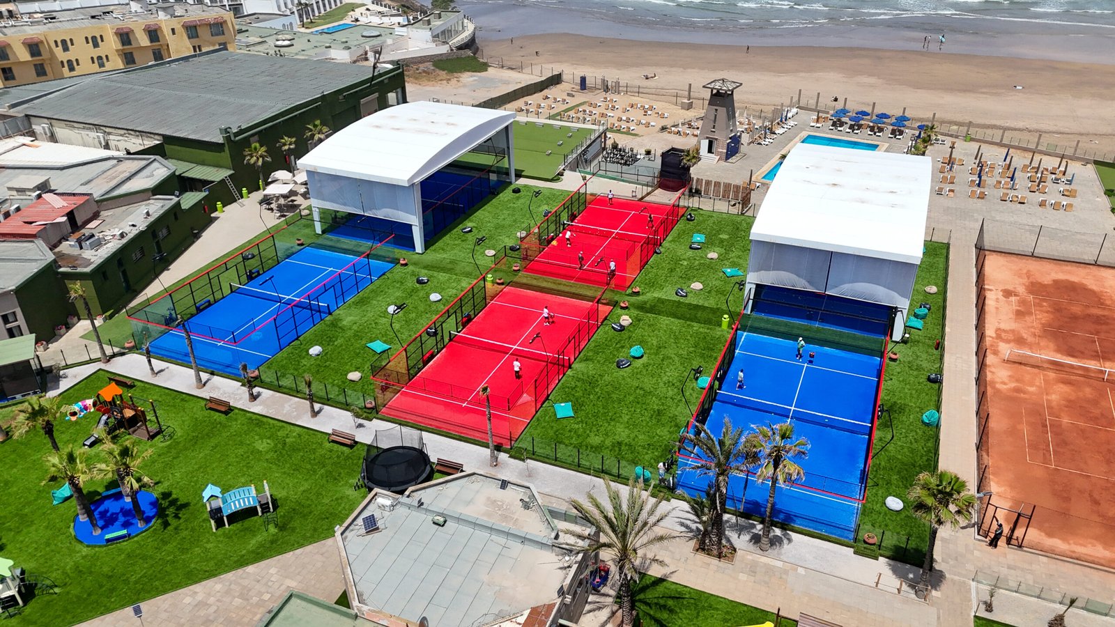 Structure de jeux moderne et sécurisée installée par Proturf dans un espace public.