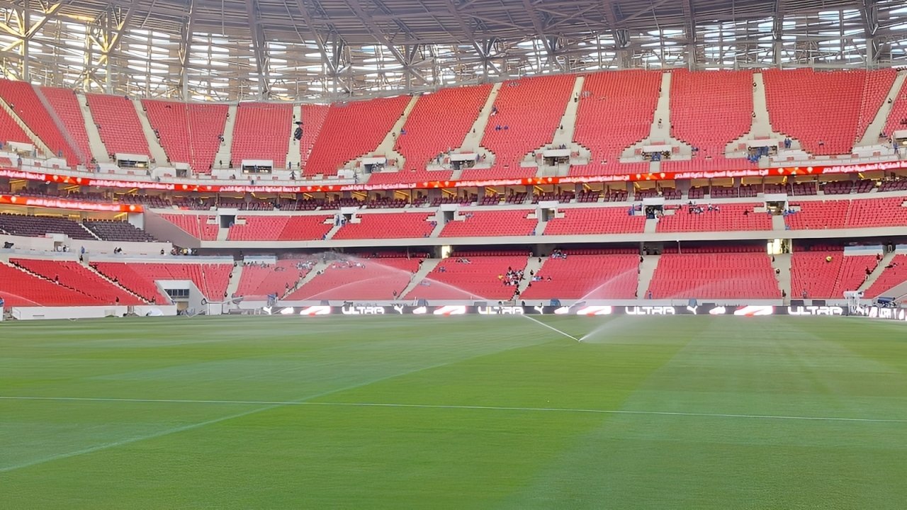 Stade de football ou grand aménagement urbain au Maroc, équipé de systèmes d'irrigation modernes.
