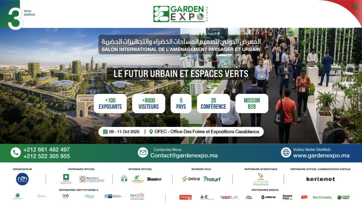 Professionnels africains et internationaux en discussion active sur un stand moderne de Garden Expo Africa, présentant des maquettes de projets verts et des écrans numériques, illustrant les opportunités de partenariat et d'innovation dans le business vert au Maroc.